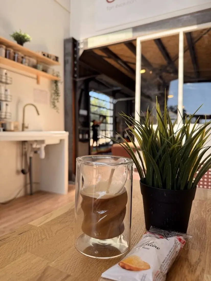 Le comptoir du coffee shop du studio EVERYBODYFIT à Meyzieu